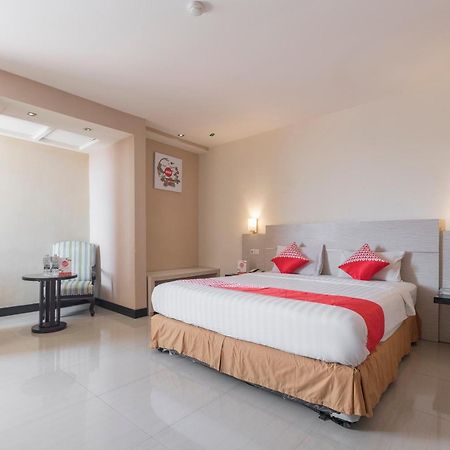 Oyo 1081 Allson City Hotel Makassar Exterior photo