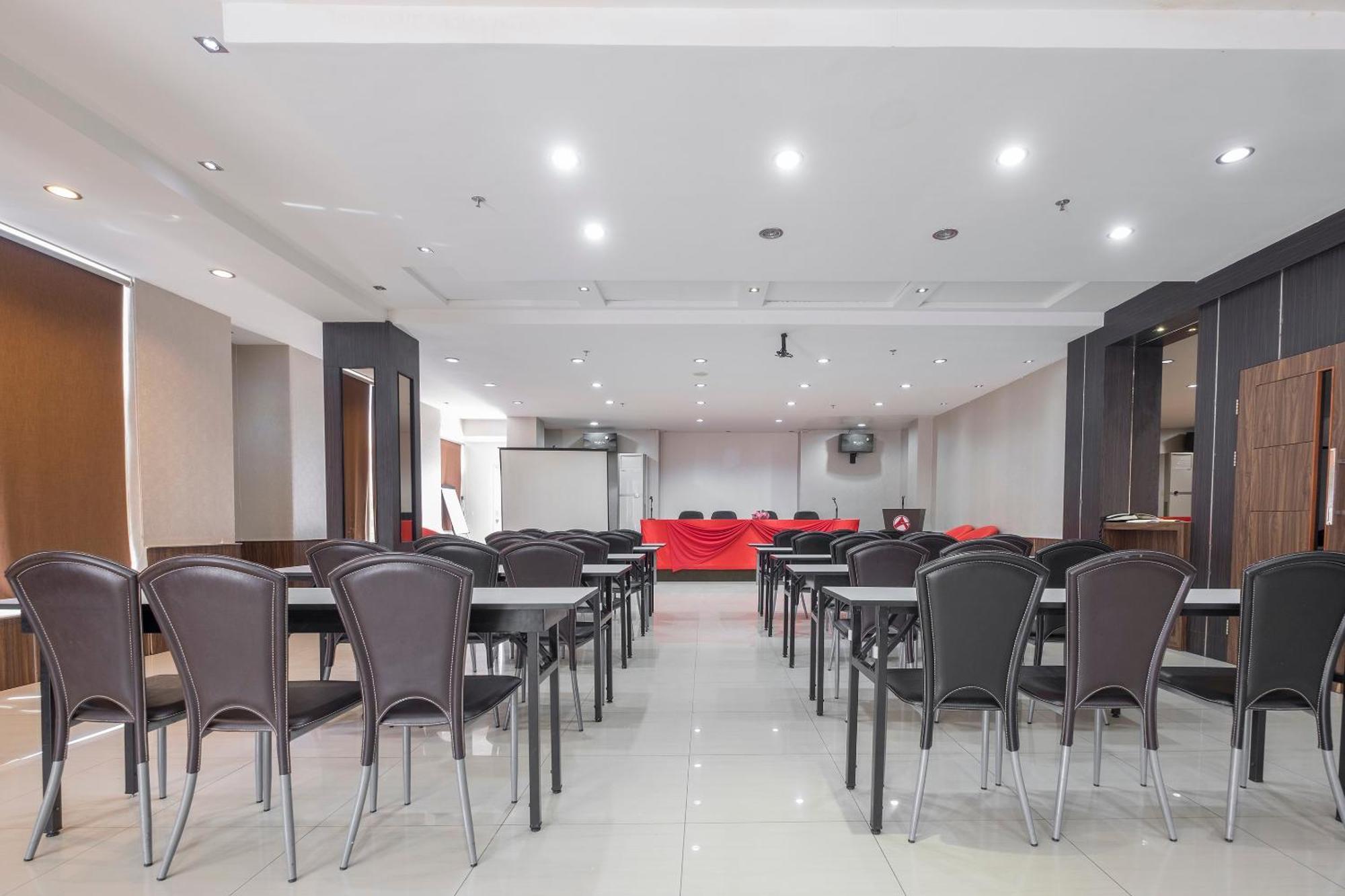 Oyo 1081 Allson City Hotel Makassar Exterior photo